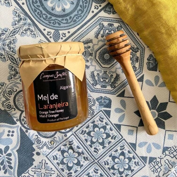 miel et sa cuillère en bois d'olivier